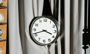 Keunggulan Memilih Menggunakan Jam Dinding Aesthetic LED